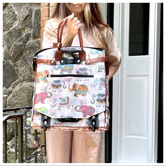 The Perfect Must Have Most Fabulous weekend Travel Rolling Bag - Picture 4 of 9